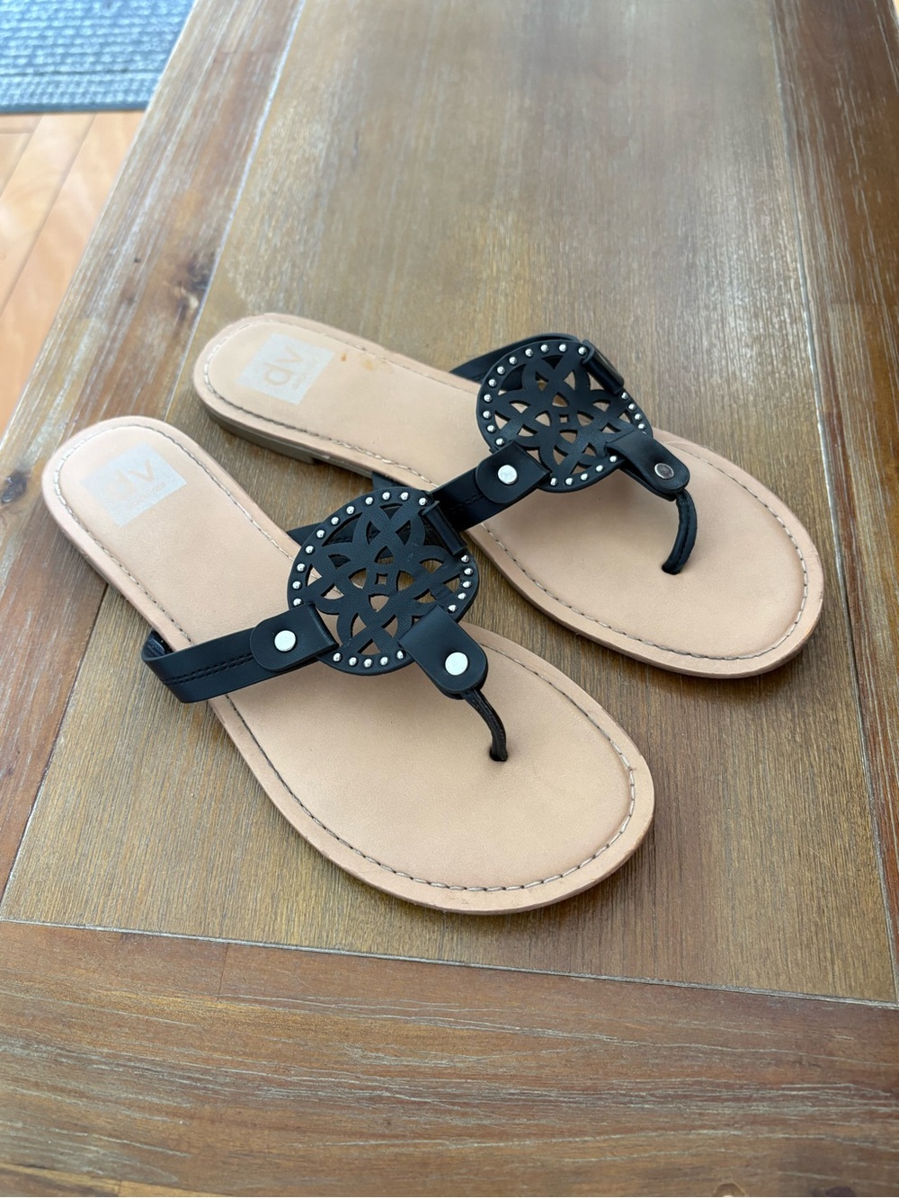 DV Dolce Vita Women's thong Sandals tan with black strap
size 10